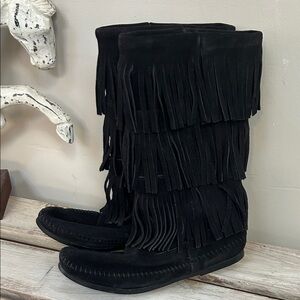 Minnetonka 3-Layer Fringe Boot Black 9
